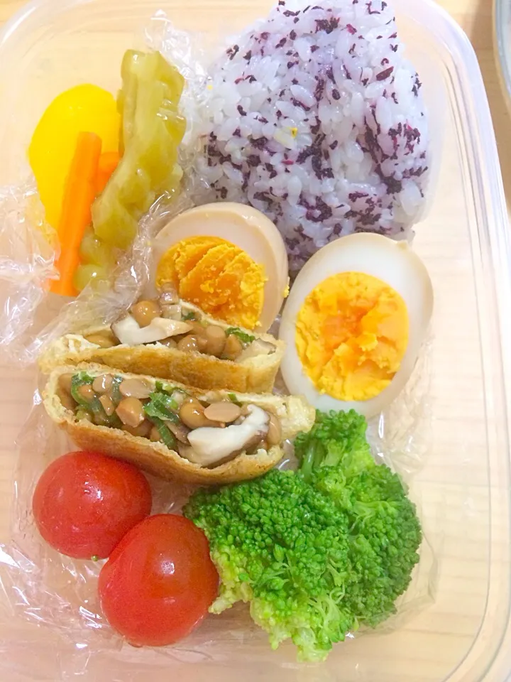 お弁当。
ゆかりおにぎり
納豆包みあげ
夏野菜ピクルス
煮玉子
ブロッコリー|Chie Kobayashiさん