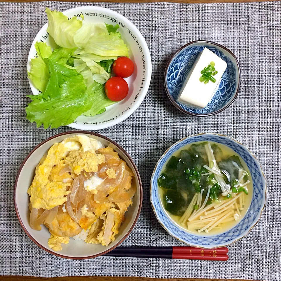 27.8.18 かつ丼、わかめと榎茸の味噌汁、サラダ、冷奴|ponhoppelさん