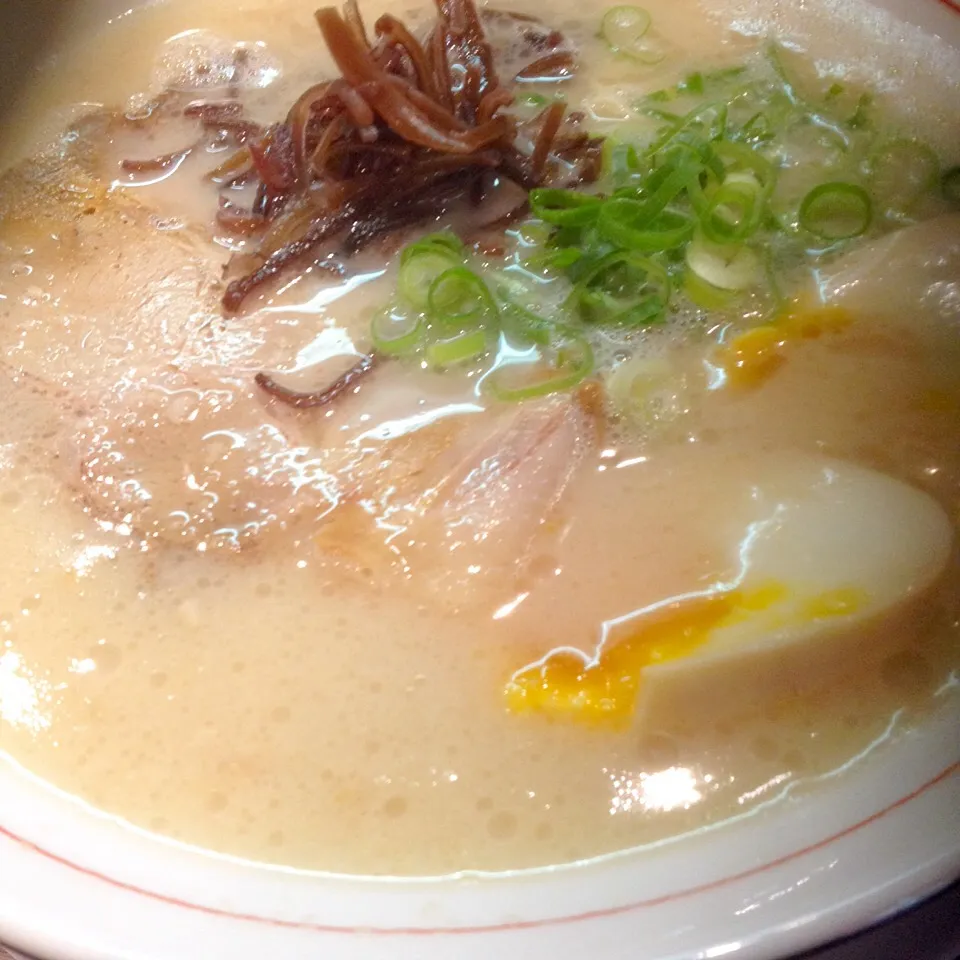 Snapdishの料理写真:とんこつラーメン煮卵入り|Kunisanoさん