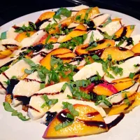 Summer Peach Caprese Salad|Shanna Roberts Sarrさん