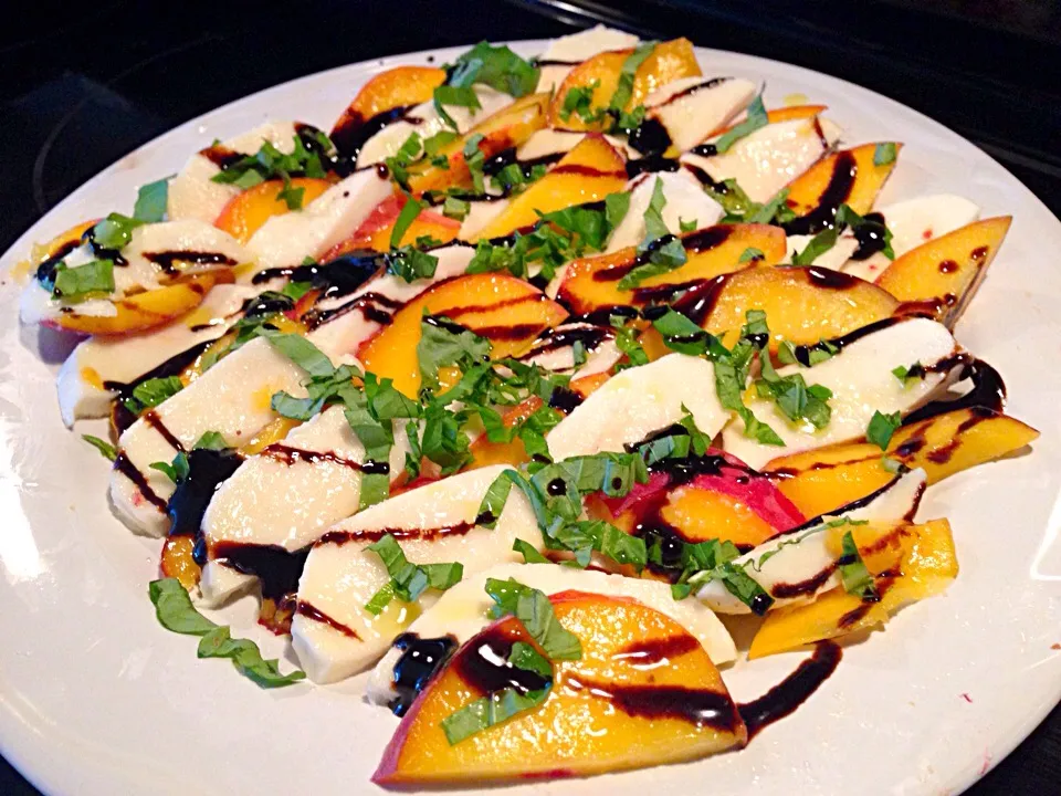 Summer Peach Caprese Salad|Shanna Roberts Sarrさん