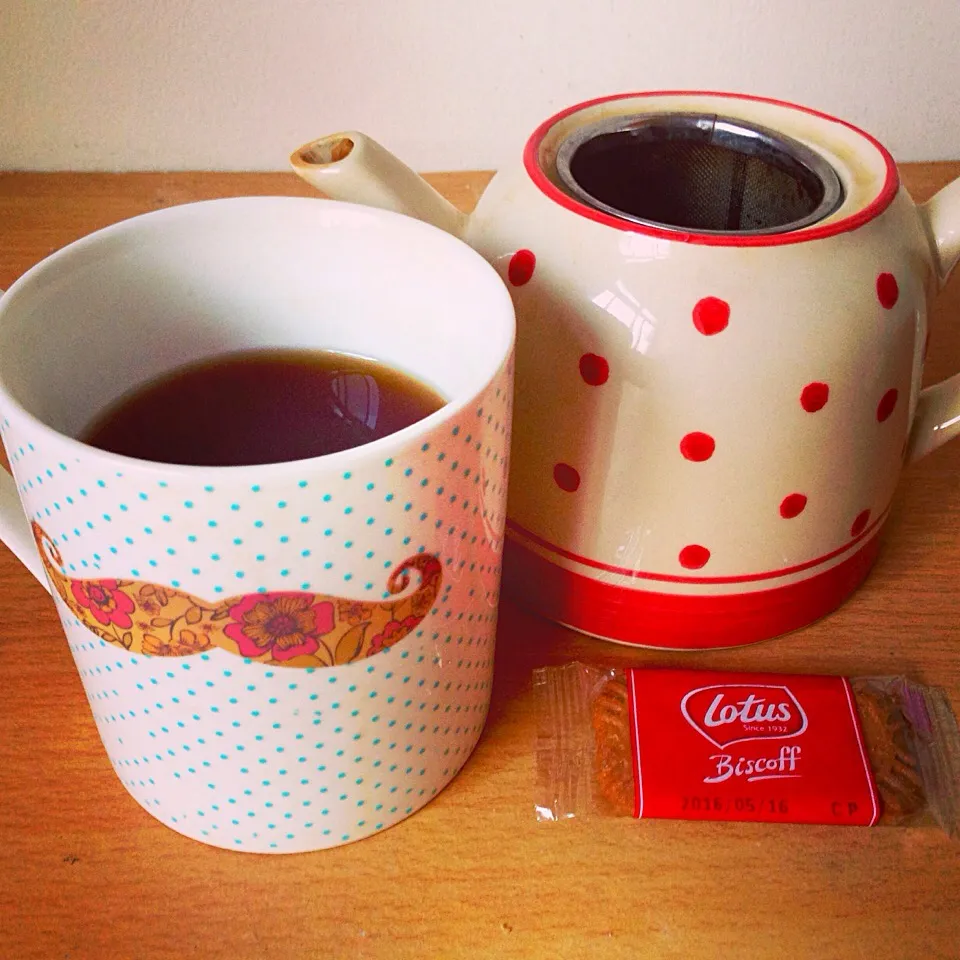 Fortnum & Mason Royal Blend loose tea with Lotus caramel biscuit|Emmaさん