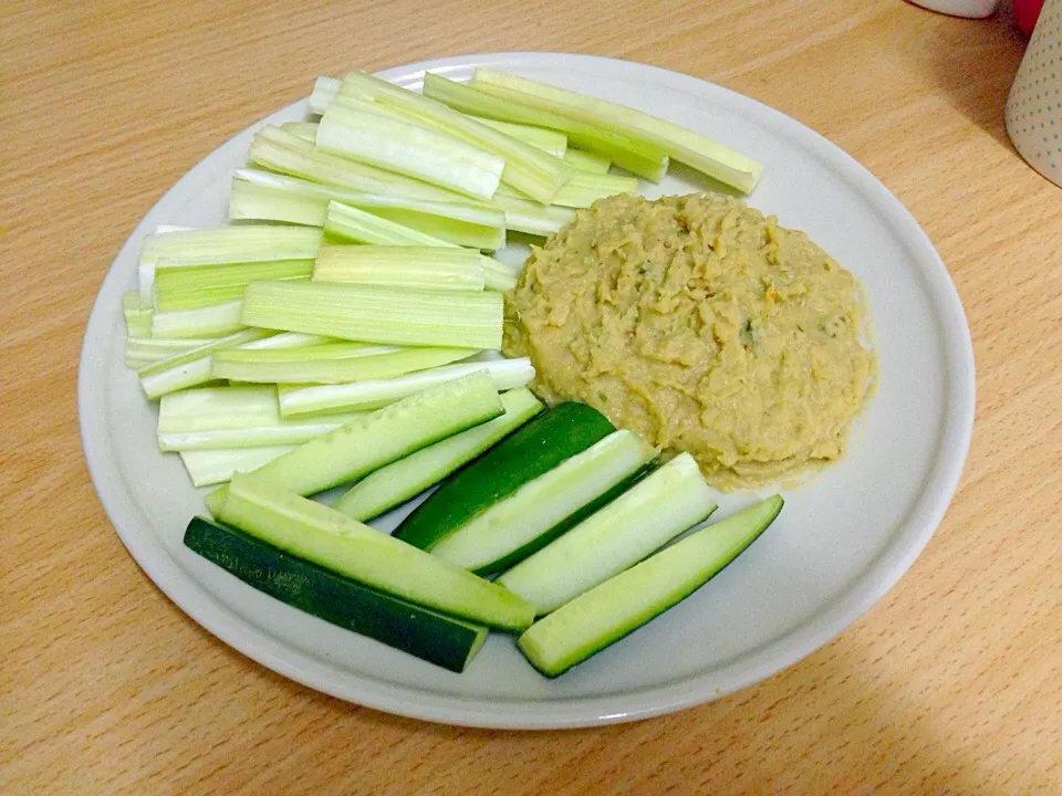 Cilantro lime hummus with celery and cucumber sticks|Emmaさん