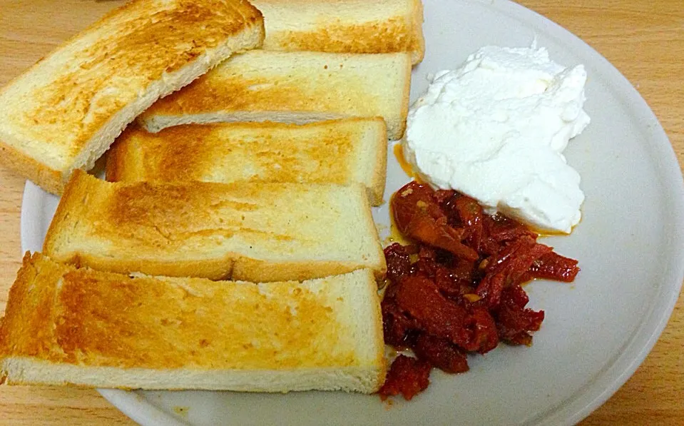 Toast strips with ricotta cheese and sun dried tomatoes|Emmaさん