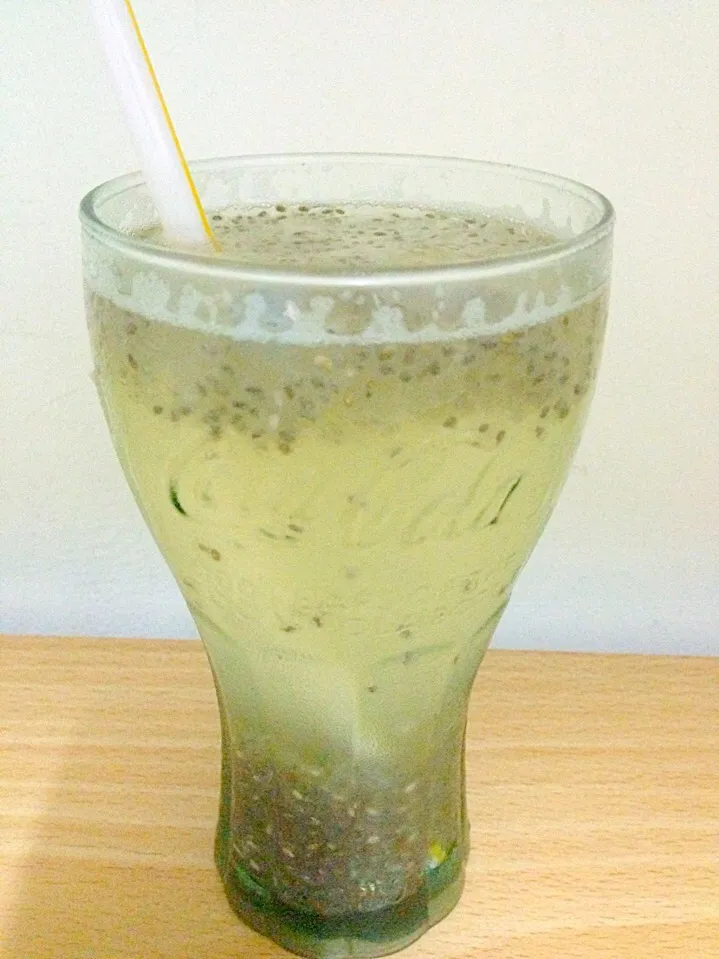 Snapdishの料理写真:Lemon juice with honey and chia seeds|Emmaさん