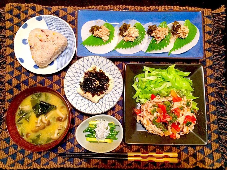 Snapdishの料理写真:サルサ風冷しゃぶサラダ&ツナ大根&冷奴&葱キムチ&雑穀米おむすび定食♪|Nonさん