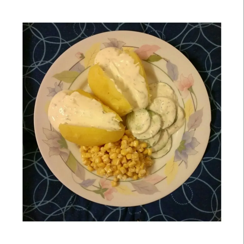 steamed potatoes, corn salad, cucumber salad 
and tsatsiki 
-------------------------------------
Gschwellti, Maissalat, Gurkensalat|Najeskaさん