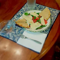 Snapdishの料理写真:caprese salad and flat bread #salad|Chiara Alexandria Medeirosさん