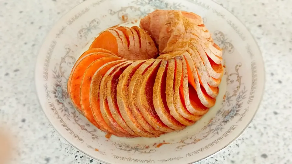 Baked hasselback #sweetpotato with cinnamon, honey, and cream #delicious #Snack|Malis Vannaさん