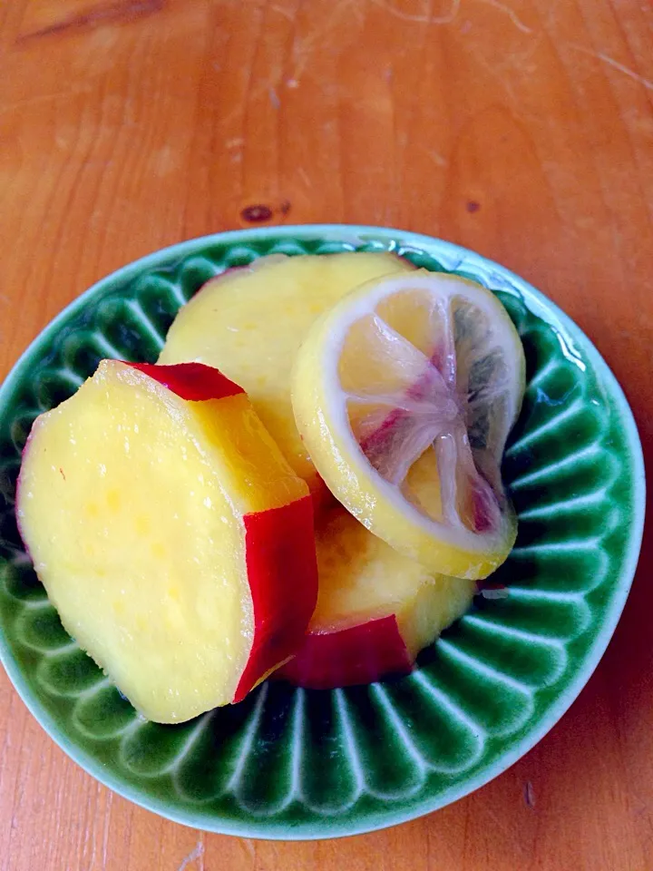 Snapdishの料理写真:ちょっと一口 箸休め用★サツマイモ🍠の蜂蜜レモン煮🍋|Hollyさん