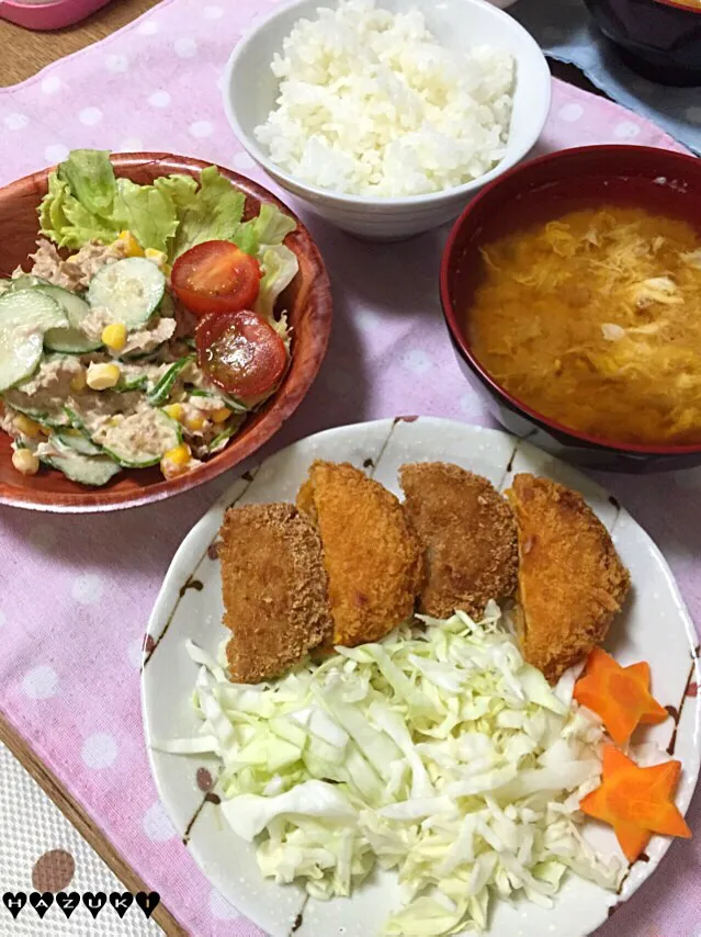 8/18(火)晩ごはん♡カレーコロッケ&牛肉コロッケ  ツナサラダ  ご飯  玉ねぎと卵の味噌汁|⁑葉月⁑さん