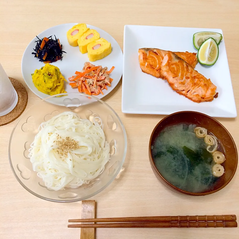 焼き鮭
カニカマ卵焼き
ひじき
かぼちゃサラダ
人参とツナのサラダ
そうめん
お味噌汁|りょうさん