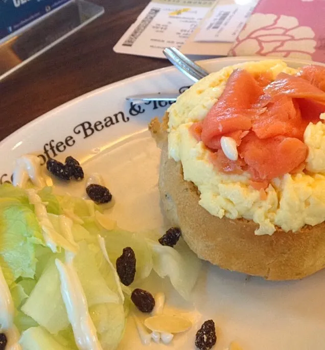 Snapdishの料理写真:Breakfast before Jakarta. Salmon scramble with salad on the side|SJさん