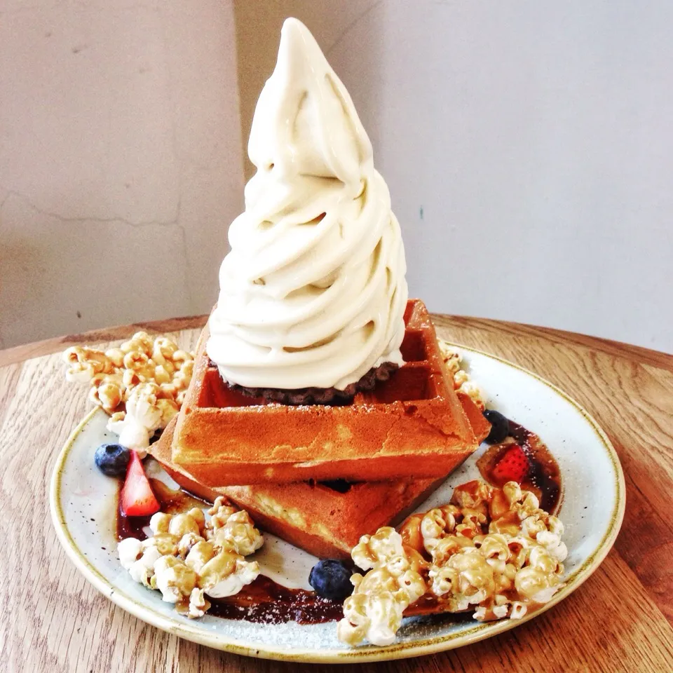 Belgian waffles with sea sat Gula Melaka soft serve@Sunday Folks, Chip Bee Gardens|coxiella24さん