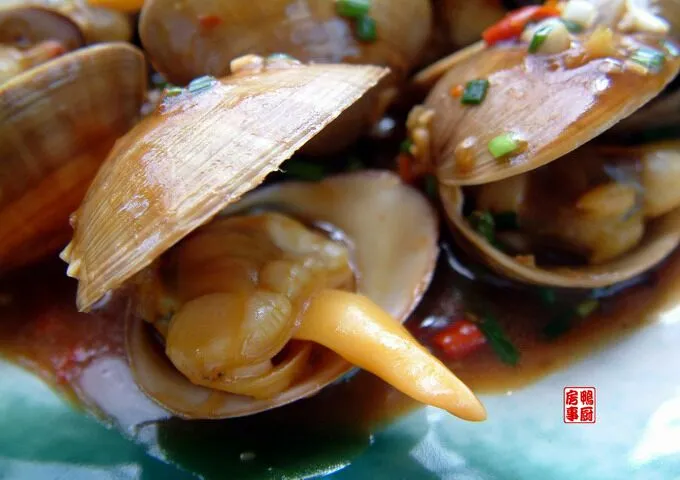 Snapdishの料理写真:clams in chili sauce|steven z.y.さん