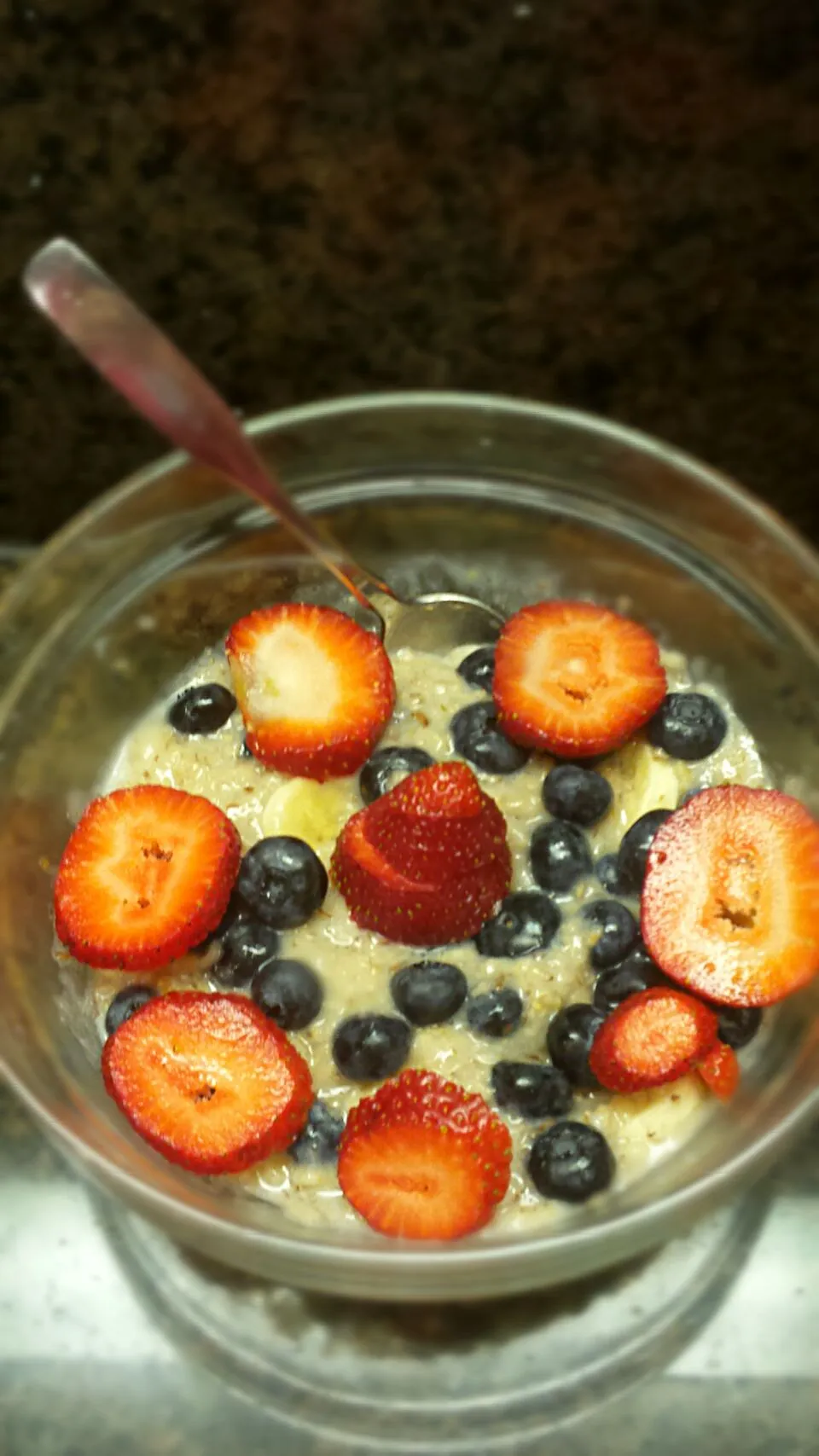 oatmeal with berries and banana, maple syrup, cinnamon, flax meal, and coconut milk. #Breakfast/Brunch #Fruit #healthy|Chiara Alexandria Medeirosさん