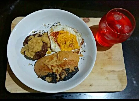 Beef patty with butter wine thick sauce, poppy seeds bread, fried egg & ice frambozen syrup|ibby lerrickさん