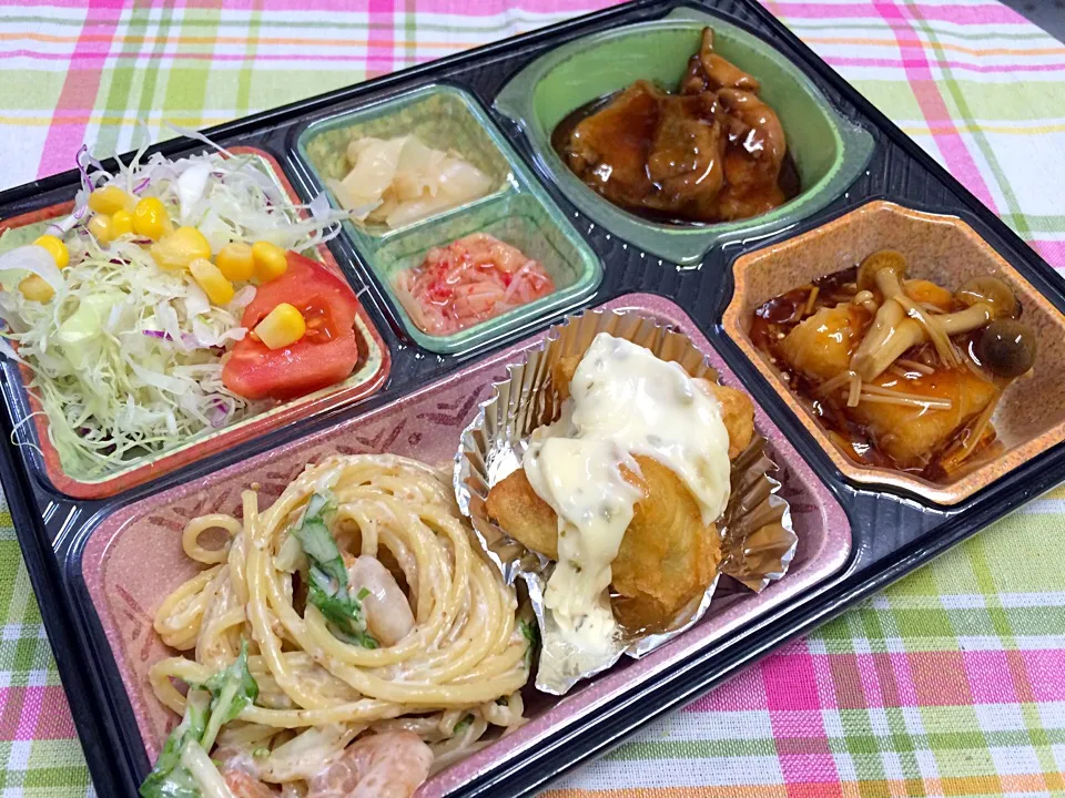 Snapdishの料理写真:鶏の照り煮 日替わり弁当 豊川市宅配|Naokazu Kuritaさん