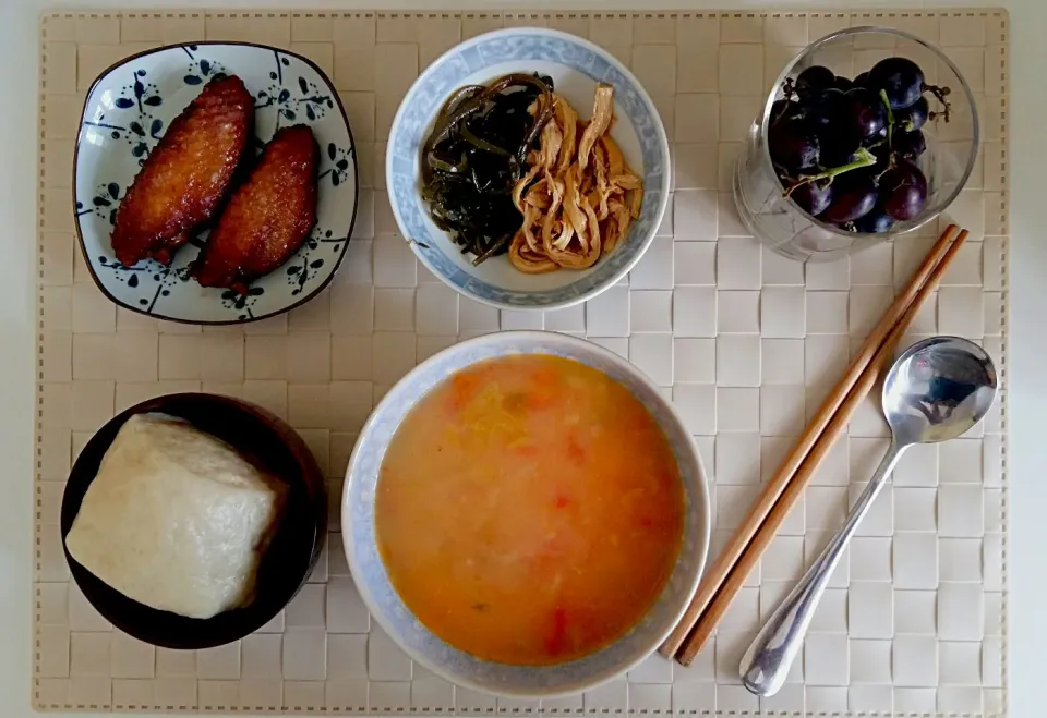 Breakfast: cream soup, steamed bun, pickles, roasted chicken wings, fruit cup.|Liciaさん