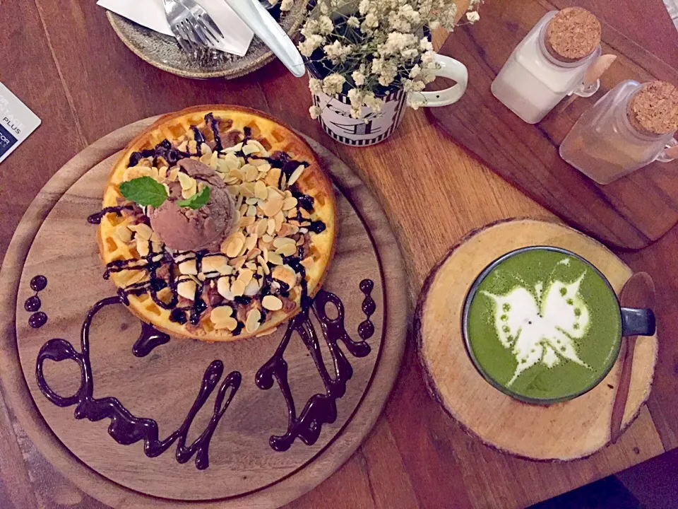 Snapdishの料理写真:Waffle with marshmallow and chocolate ice cream|PhUnGさん