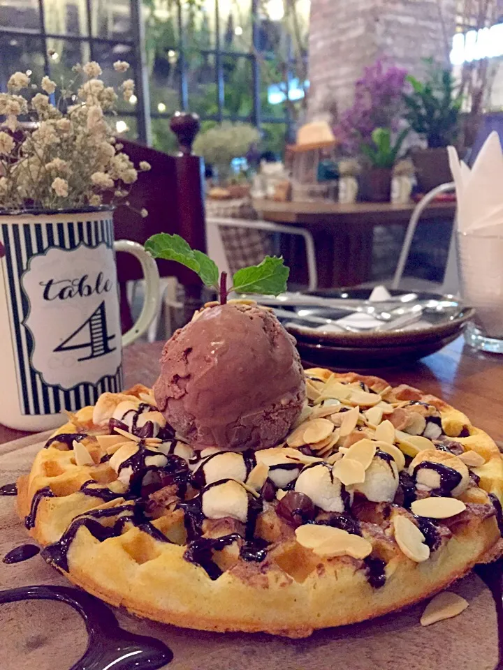 Waffle with marshmallow and chocolate icecream|PhUnGさん