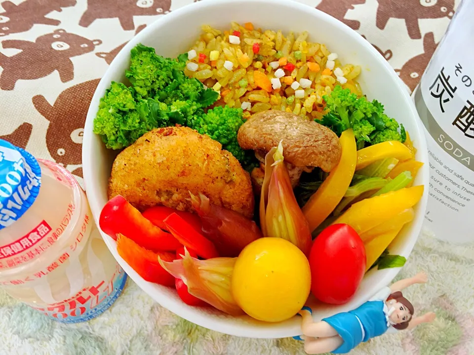 夏野菜キーマカレー炒飯&ミニみたね巻&おからナゲット&パプリカとセロリの葉炒め&みょうが甘酢漬け&ブロッコリー&ミニトマトお弁当♪|桃実さん