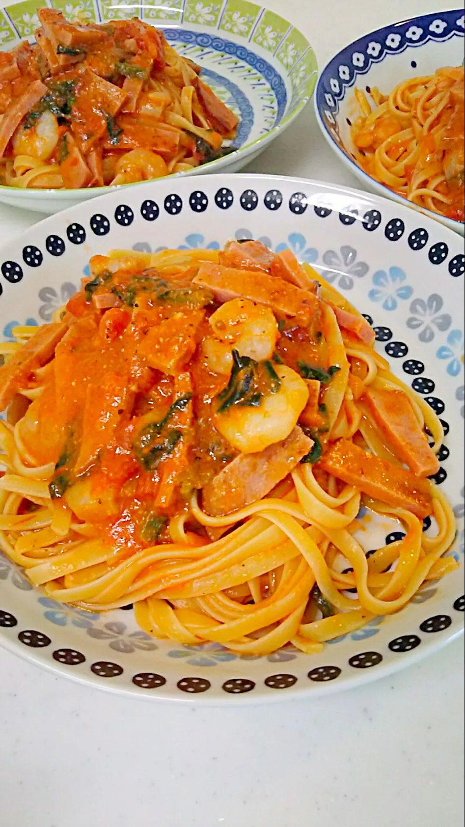 海老ちゃんと粗びきソーセージ、ほうれん草のトマト🍅クリームパスタ🍝|Sayakaさん