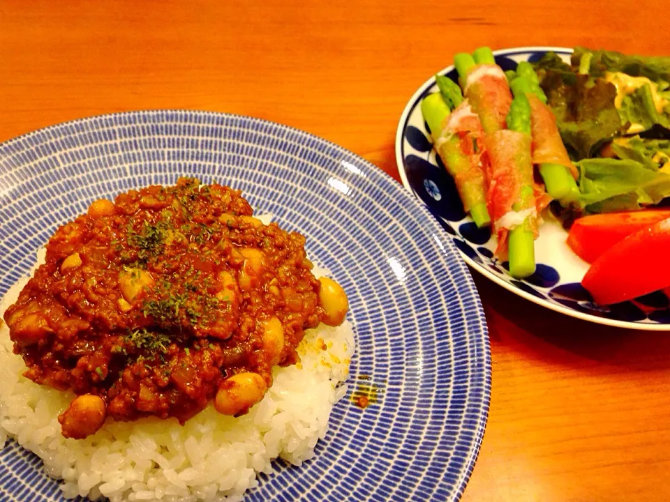 大豆たっぷりドライカレー  アスパラ生ハム巻 サラダ|ikukoさん