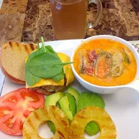 Healthy burger and mussel bisque|Divine Higginsさん