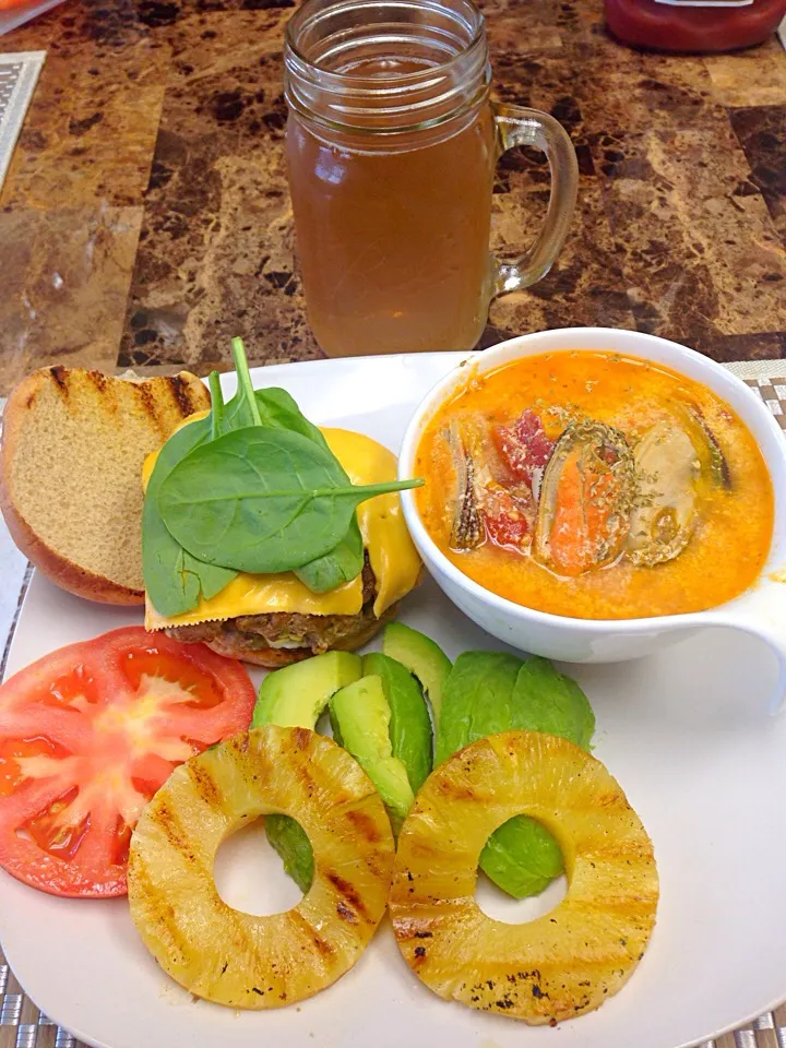 Healthy burger and mussel bisque|Divine Higginsさん