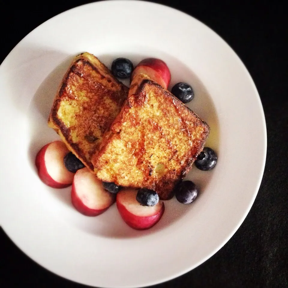 Snapdishの料理写真:Pandan chiffon French toast using homemade pandan chiffon cake. With donut peaches, blueberries & Gula Melaka|coxiella24さん