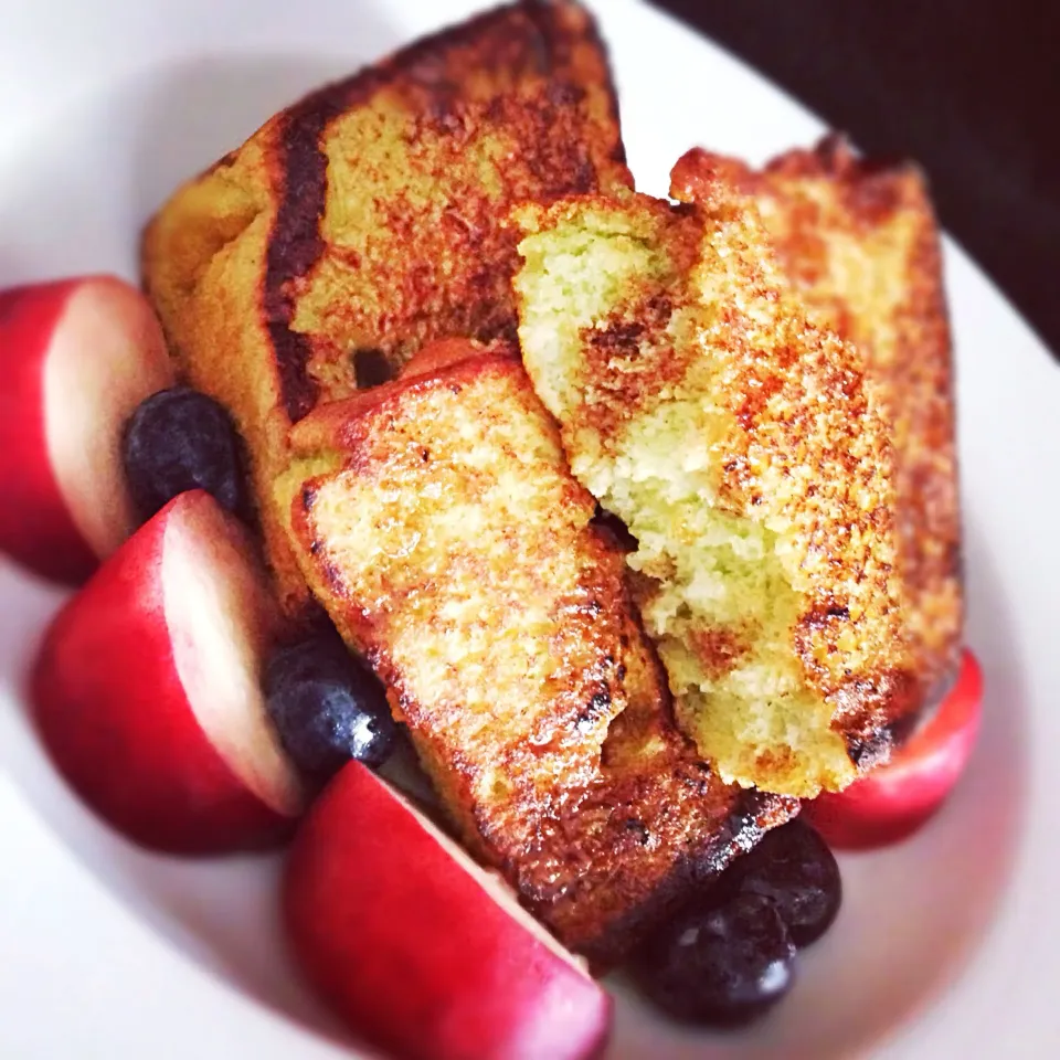 Pandan chiffon French toast using homemade pandan chiffon cake. With donut peaches, blueberries & Gula Melaka|coxiella24さん