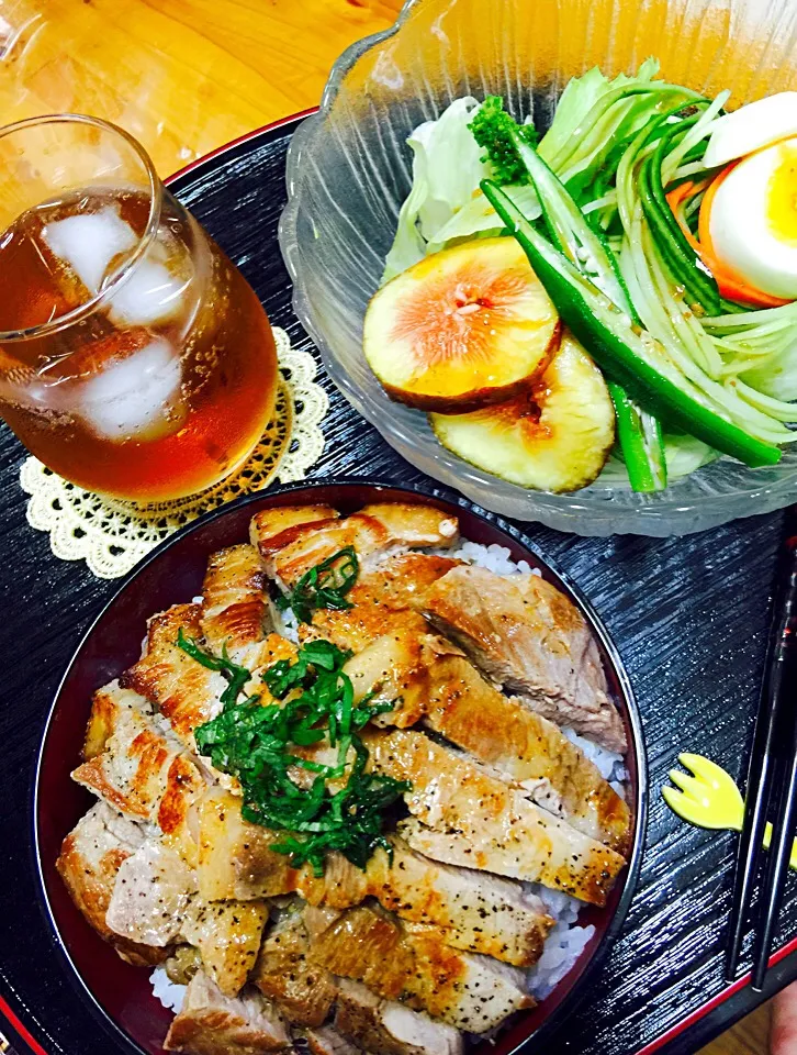 豚テキ丼🐷💦生野菜サラダ
     ゆで卵🐔無花果そえ🍴|keikoさん