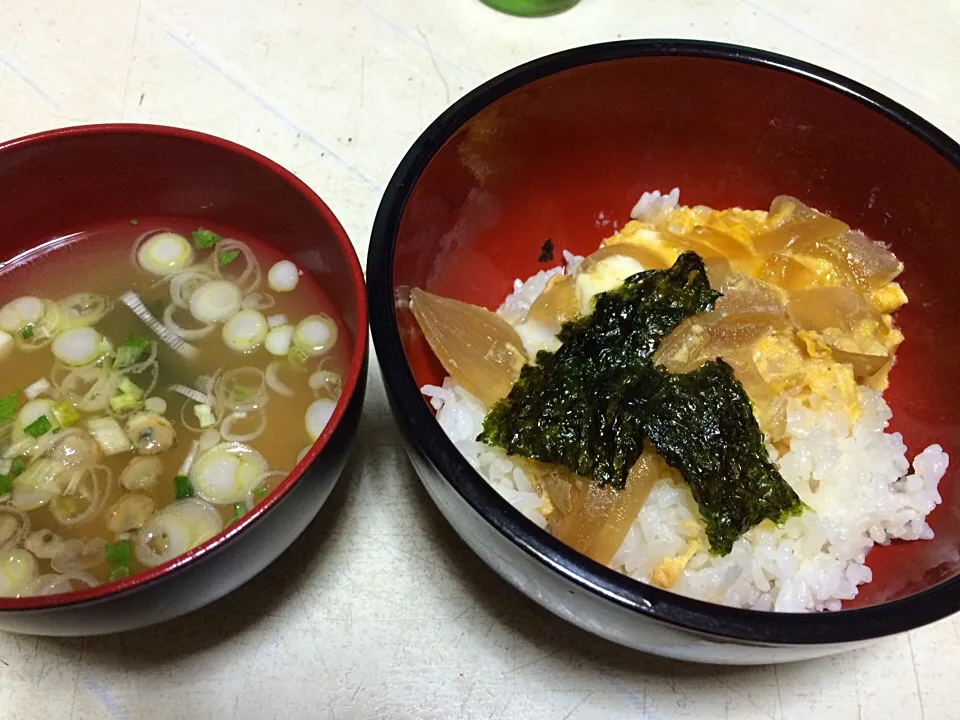 Snapdishの料理写真:玉子丼と味噌汁|あんぴーさん