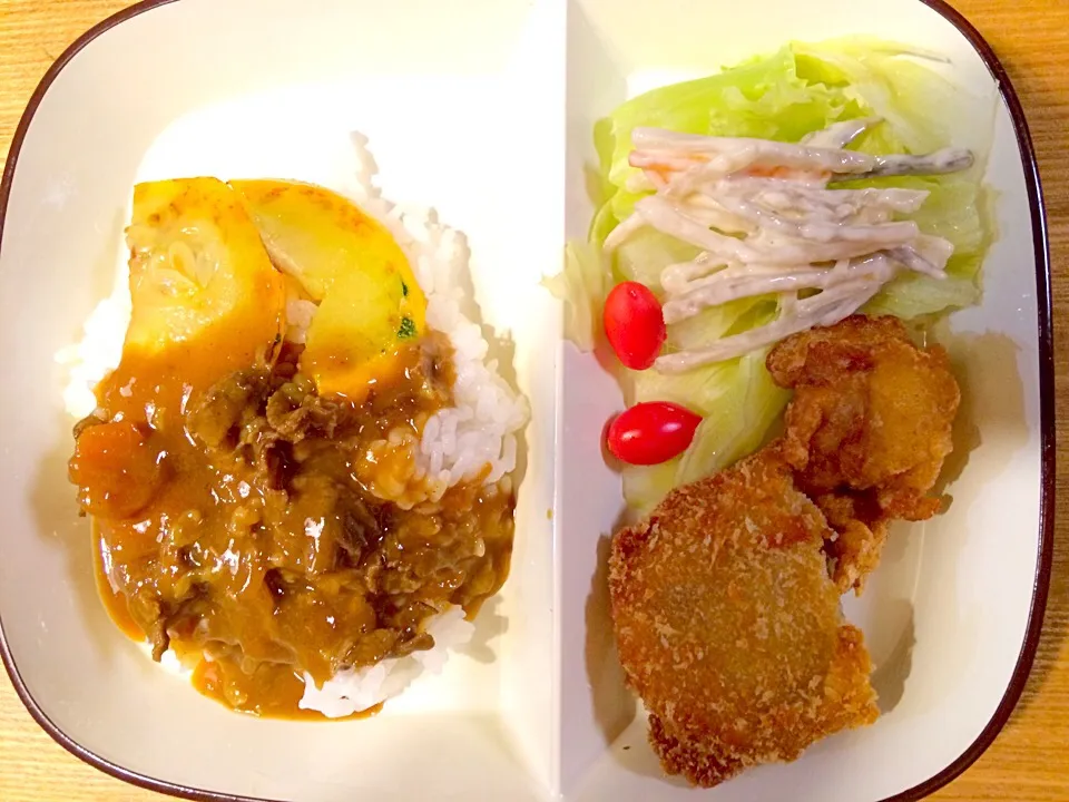 2日目カレー ズッキーニを添えて。ごぼうサラダとから揚げ&コロッケ付き♡|pigmegさん