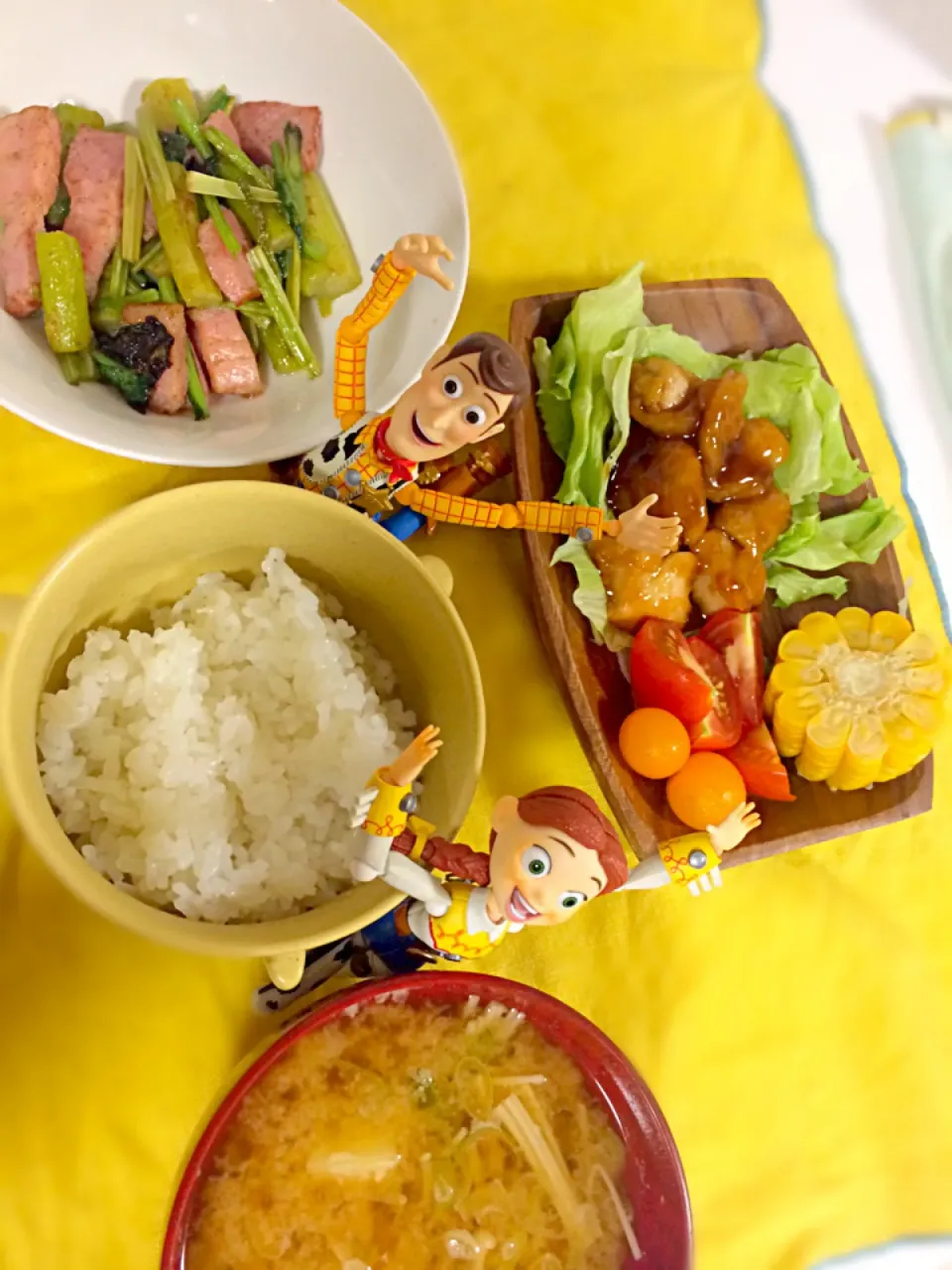 Snapdishの料理写真:今日の晩ご飯                                              照り焼きチキン                                            アスパラベーコンほうれん草炒め         サラダ    味噌汁|おくるまさん