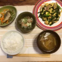 Snapdishの料理写真:ニラ玉
鯵の南蛮漬け
冷奴
舞茸・えのき・ネギのお味噌汁|たかこさん