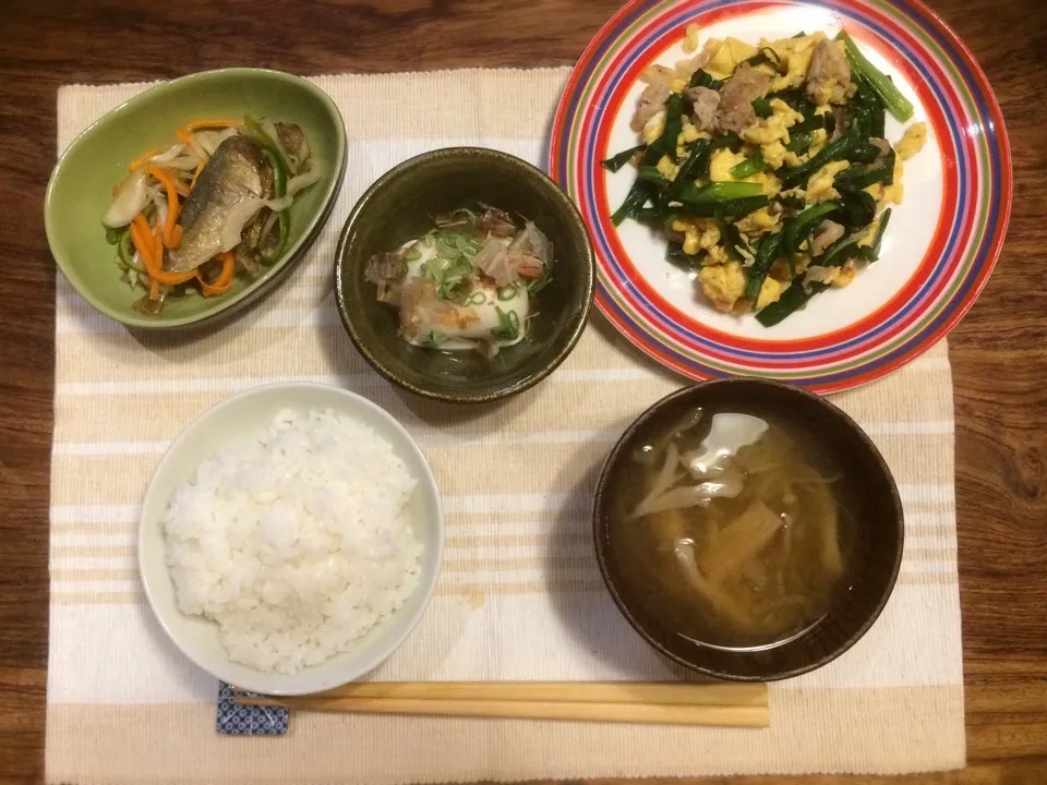 ニラ玉
鯵の南蛮漬け
冷奴
舞茸・えのき・ネギのお味噌汁|たかこさん