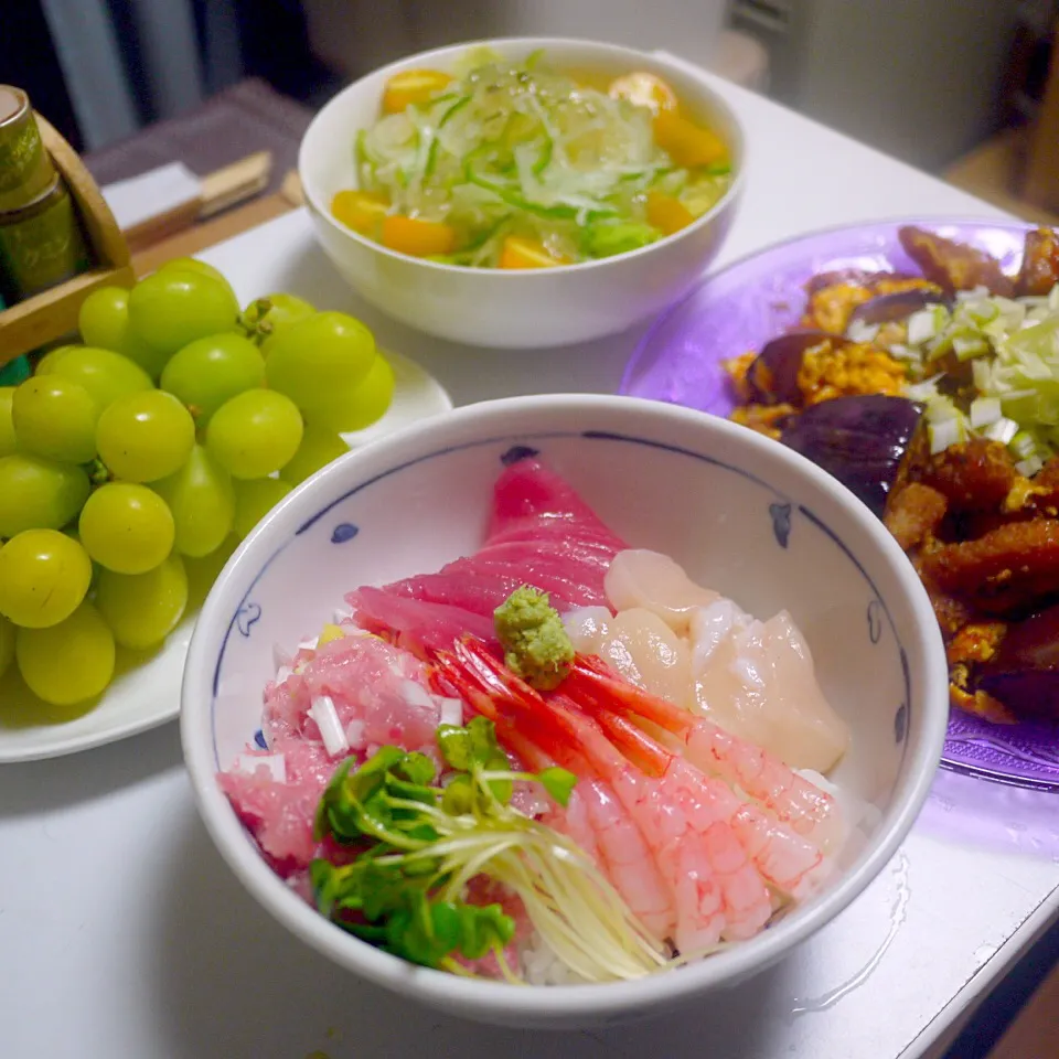 海鮮丼  エビフライと卵のチリソース  オニオンサラダ  シャインマスカット|石川洋子さん