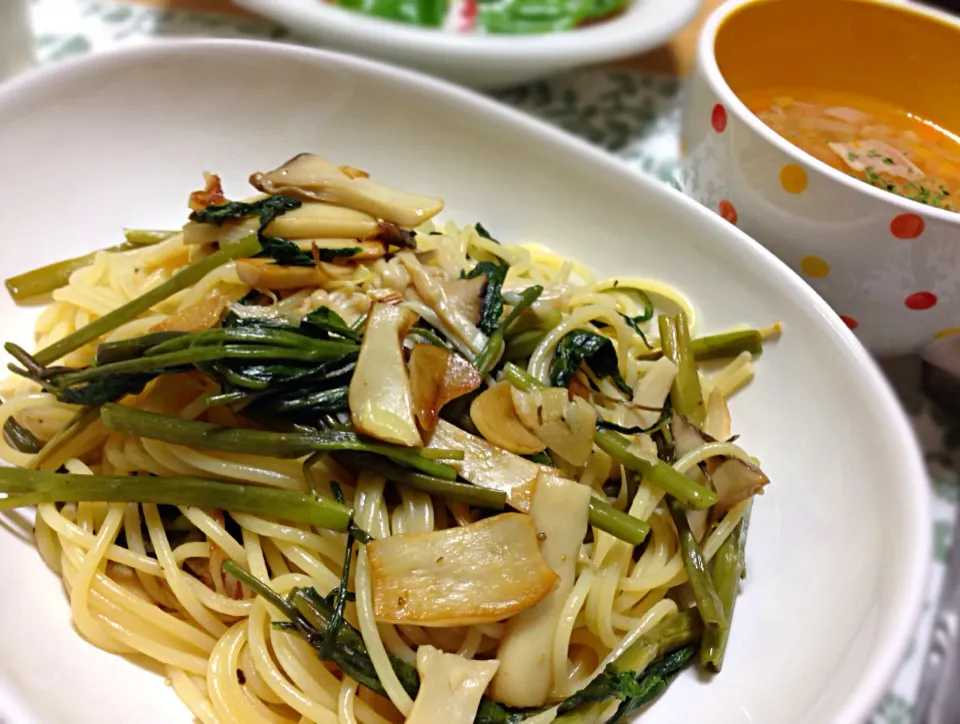 空芯菜ときのこのペペロンチーノ と 野菜スープ|こいちさん