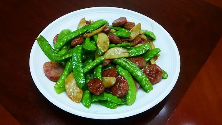 snow pea with cured sausage|steven z.y.さん