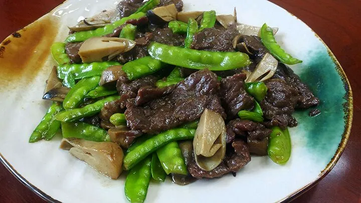 stir-fried beef with snow pea and straw mushroom|steven z.y.さん