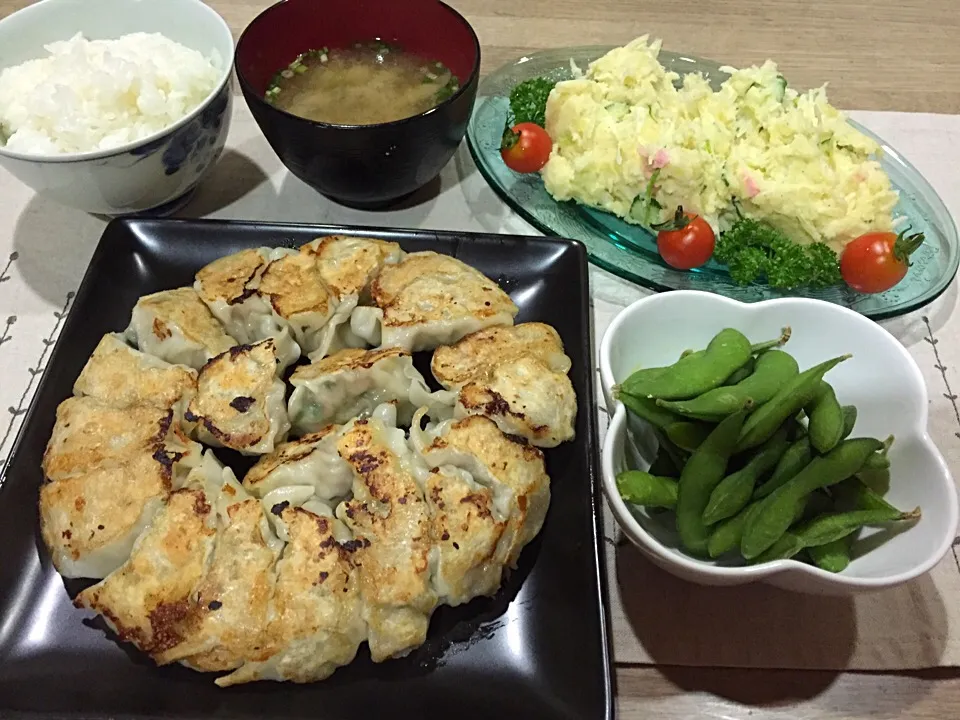 ニラたっぷり餃子・ポテトサラダ・枝豆・茄子の味噌汁|まーままさん