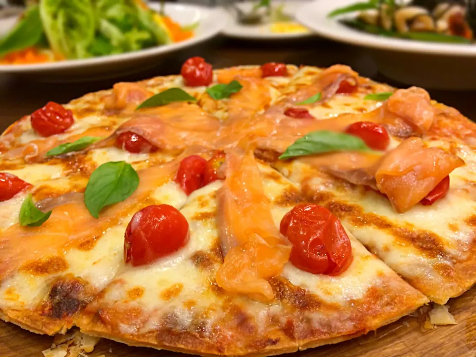 Magarita Salmon Pizza|Issara. 🍴さん