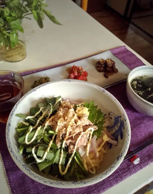 空芯菜の冷しゃぶ風サラダうどん、ナムル３種、わかめスープ。|こいさんさん