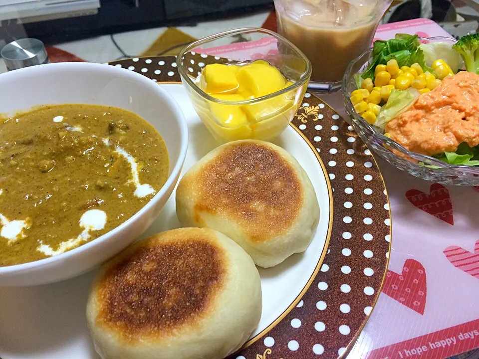 お家でインドカレー屋さん♡バターチキンカレー、チーズクルチャ、マンゴープリン、チャイティー、サラダ☆|にゃるさん