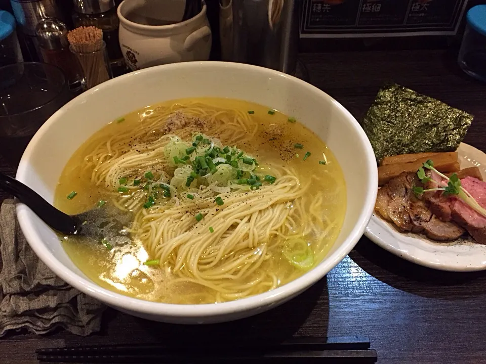 Snapdishの料理写真:塩ラーメン@麺処ほん田niji(大宮)|大塚寛之さん