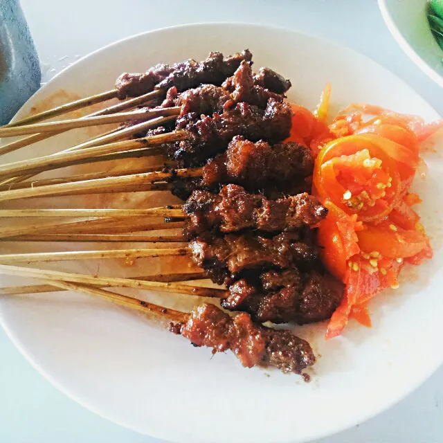 Sate Daging Sapi.
Beef satay.
at Sate Maranggi, Cibungur, Purwakarta 
 #sate #satedaging #satay #sapi #beef #Indonesian cuisine|Chan Darmaさん