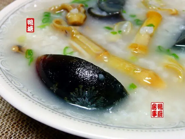 松花蛋。。 porridge with preserved egg and razor clams|steven z.y.さん