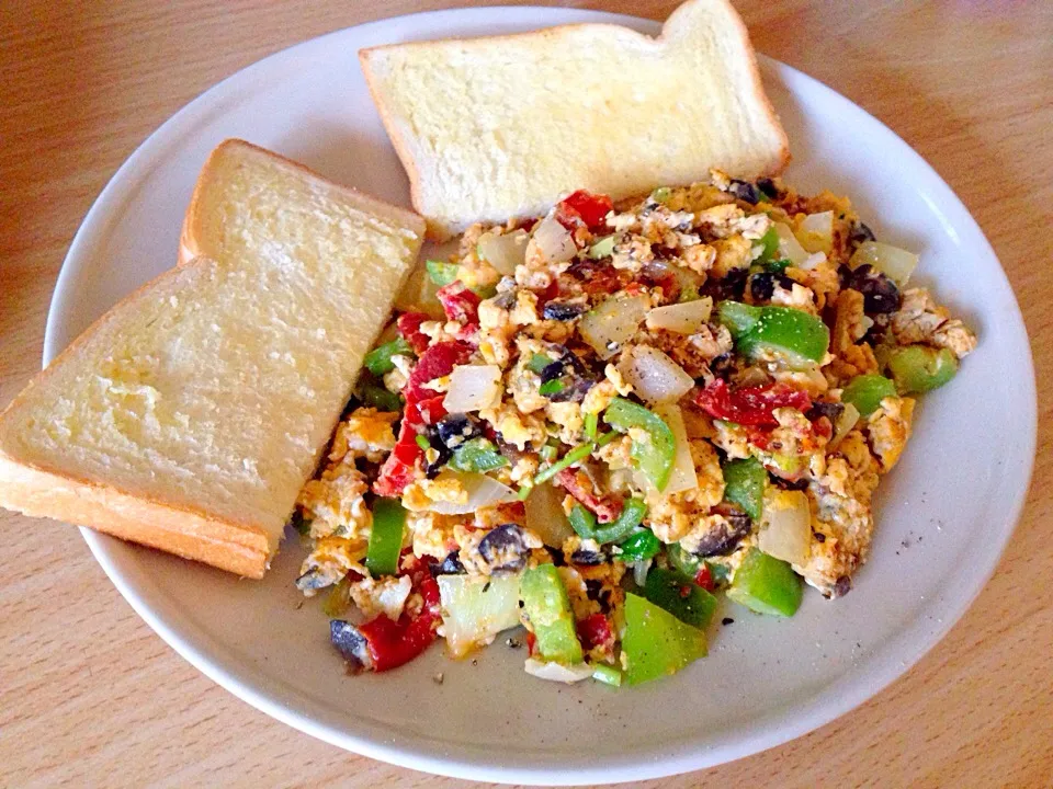 Snapdishの料理写真:Huevos a la mexicana con pan tostado (Mexican-style scrambled eggs with buttered toast)|Emmaさん